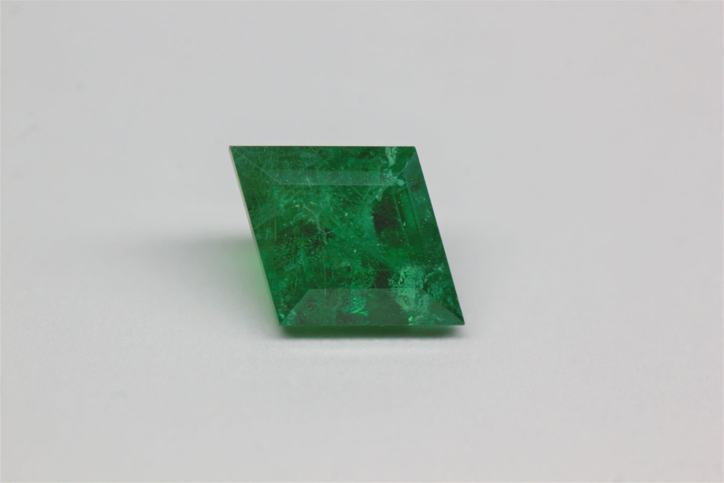 [SOLD] Fancy-Cut Emerald Certificated (EMF095)